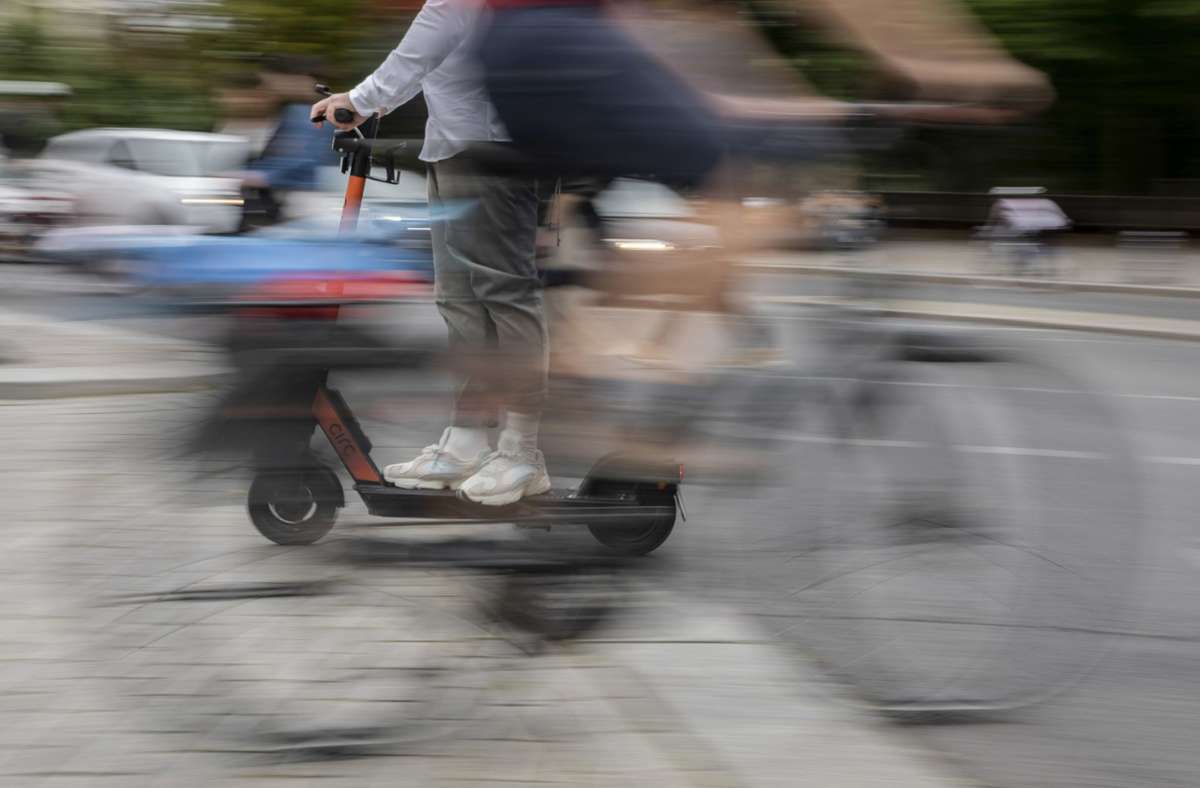Der E-Scooter-Fahrer zog sich schwere Verletzungen zu. (Symbolbild) Foto: dpa/Christoph Soeder