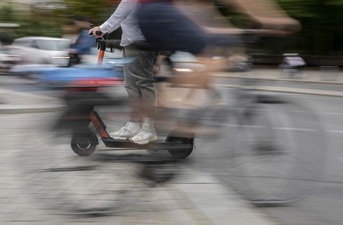 Unfall in Stuttgart-West: Betrunkener E-Scooter-Fahrer kracht gegen Auto – schwer verletzt