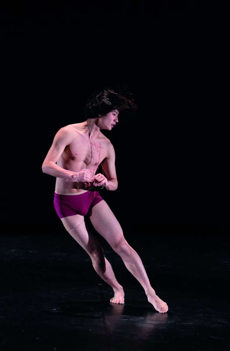 Alleine zu tanzen bringt ganz eigene Herausforderungen mit sich, im Foto Tin Yeung Huen.