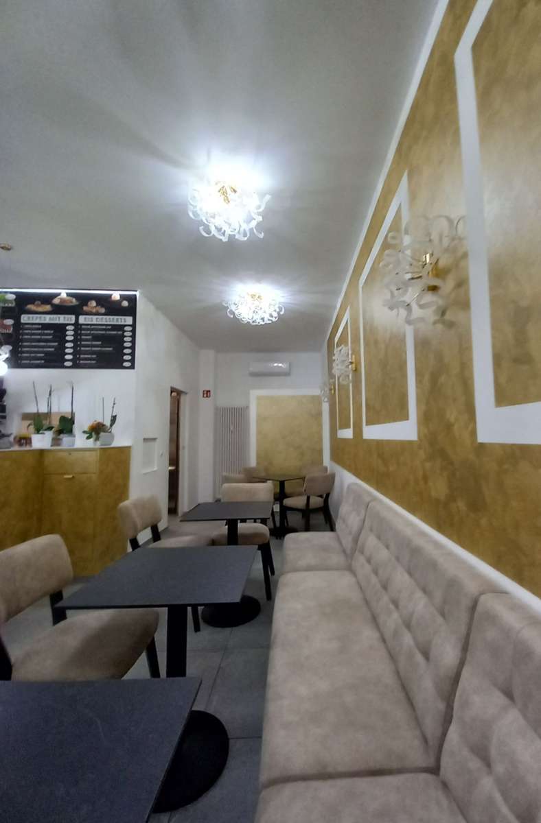 Die Innenräume des Eiscafés sind mit Leuchten aus Muranoglas gestaltet.
