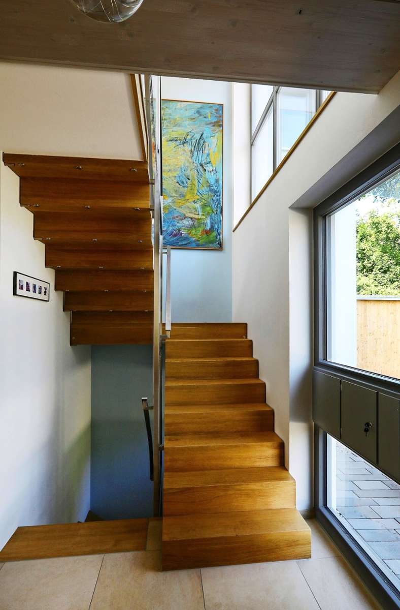 Schöne Holztreppen führen durchs Haus, das später mal in mehrer Wohnungen unterteilt werden kann.