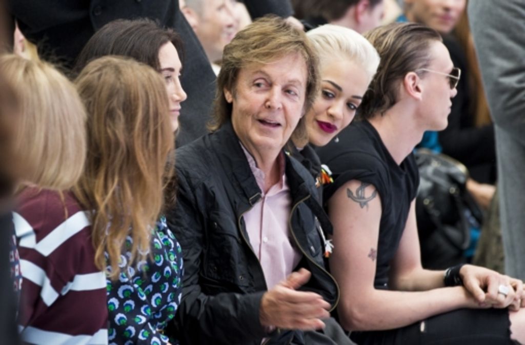 Die Fashion Week in London zieht die Prominenz in die erste Reihe am Catwalk. Nancy Shevell, Sir Paul McCartney, Rita Ora und Jamie Campbell Bower (von links) sahen sich die Hunter Original Show an.