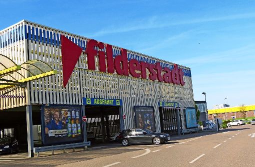 Filderstadt wirbt für sich – zwar mit dem alten, aber ziemlich großen  Logo –  am Selgros-Parkhaus beim Flughafen. Foto: Häusser