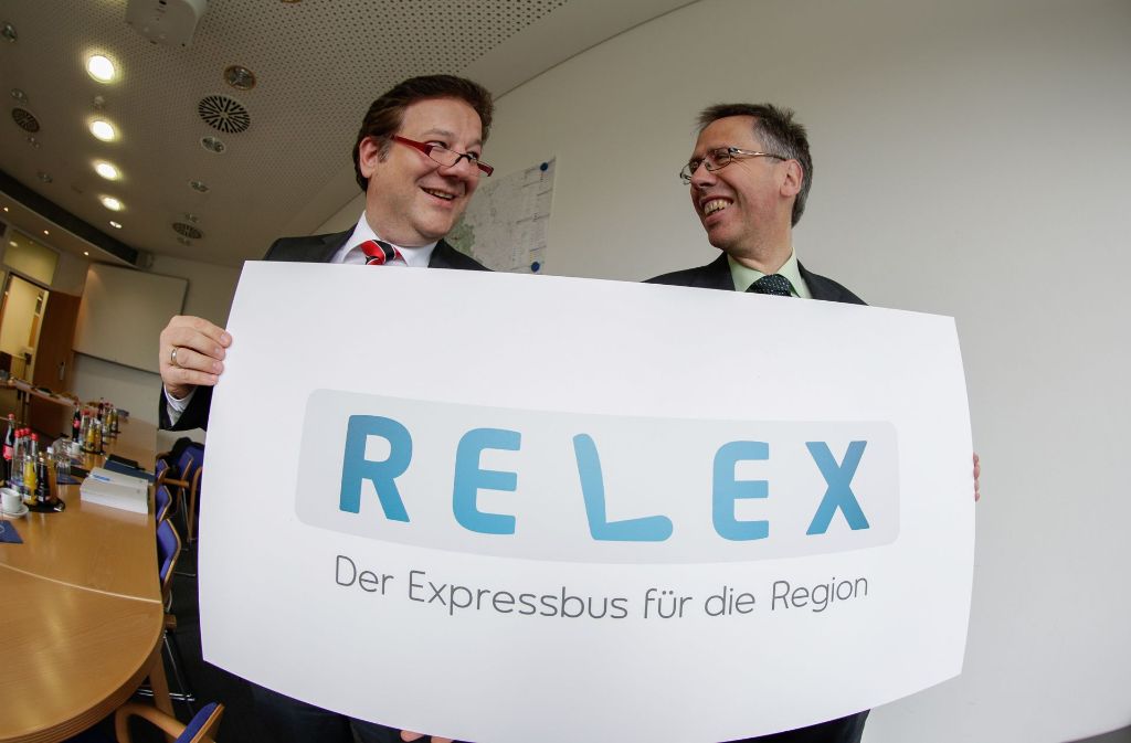 Das ist das Signet für die Relexlinien der Region – präsentiert vom regionalen Verkehrsdirektor Jürgen Wurmthaler (rechts) und Erhard Kiesel vom Busunternehmen Schlienz-Tours. Foto: Lichtgut/Leif Piechowski