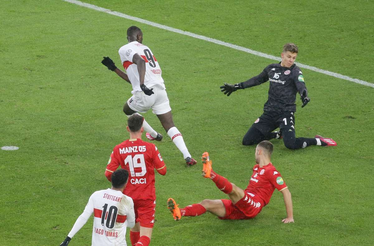 In der 36. Minute trifft der Stürmer des VfB dann zur umjubelten Führung.