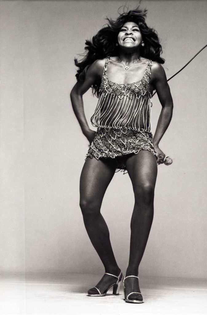 Im Juni 1971 hat der Starfotograf Richard Avedon die Sängerin Tina Turner in einem Kleid von Azzaro in New York fotografiert.