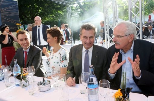 Stallwächterparty in Berlin (von links): Finanzminister Nils Schmid (SPD), seine Frau Tülay, EU-Kommissar Günther Oettinger und Fernsehmoderator Ulrich Deppendorf  Foto: dpa