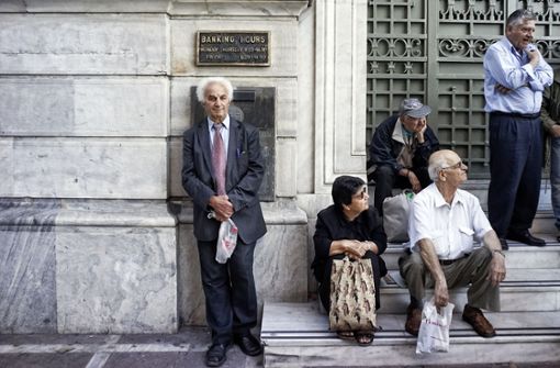 Die griechische Bevölkerung wartet vergeblich auf die Rettungsmilliarden: Rentner vor der National-Bank in Athen. Foto: Getty