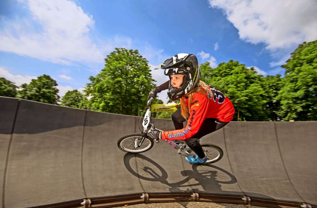 Rasend schnell: Sandra Pavokovic auf ihrem BMX-Fahrrad Foto: Martin Stollberg