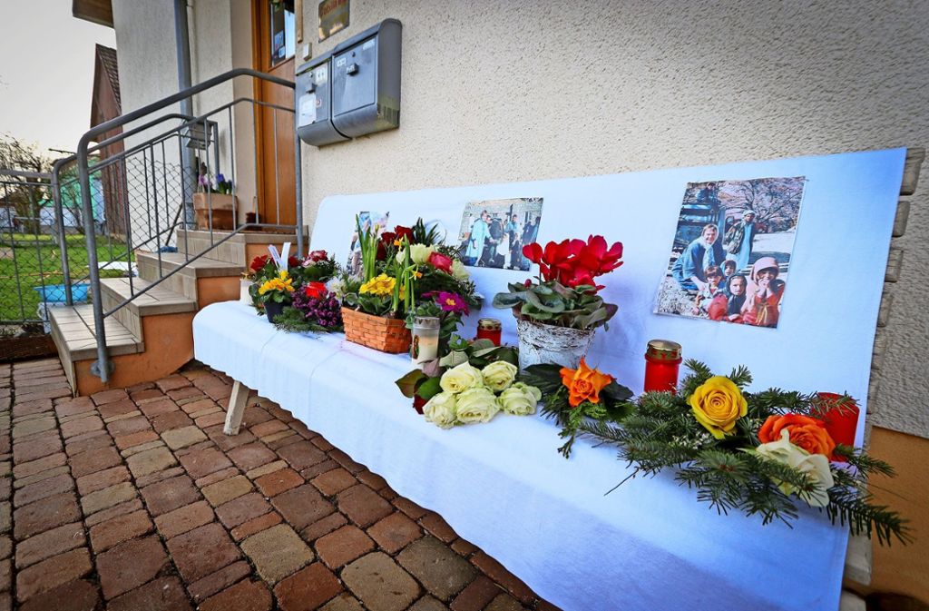 Ein Platz zum Trauern um Brigitte Weiler: Blumen vor ihrem Haus in Oberjesingen.