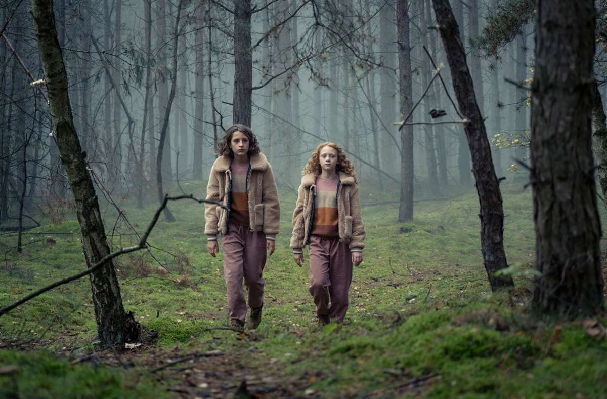 Überhaupt spielt der Wald eine zentrale Rolle in dem „Polizeiruf“: Was suchen Giorgia (Luana Stappenbeck, li.) und Sara (Kate Towe) hier?