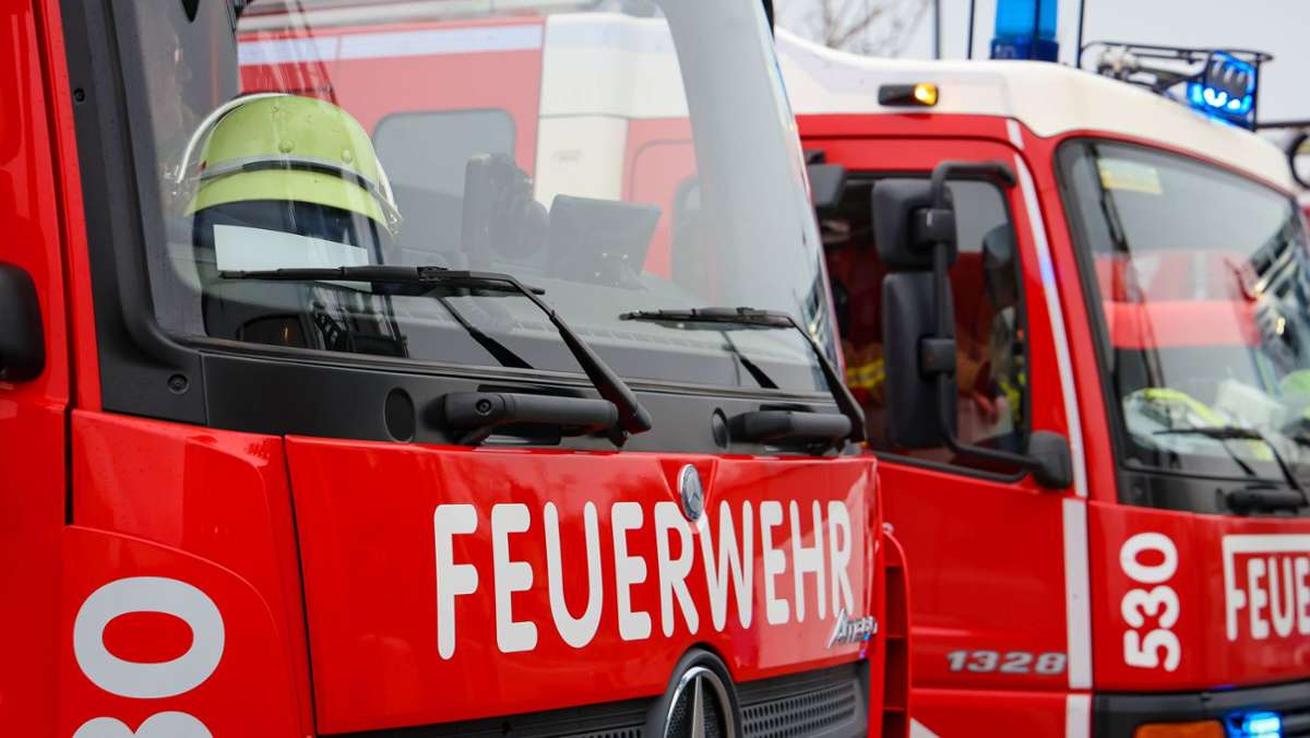 Feuerwehr in Esslingen: Zwei Autos brennen lichterloh