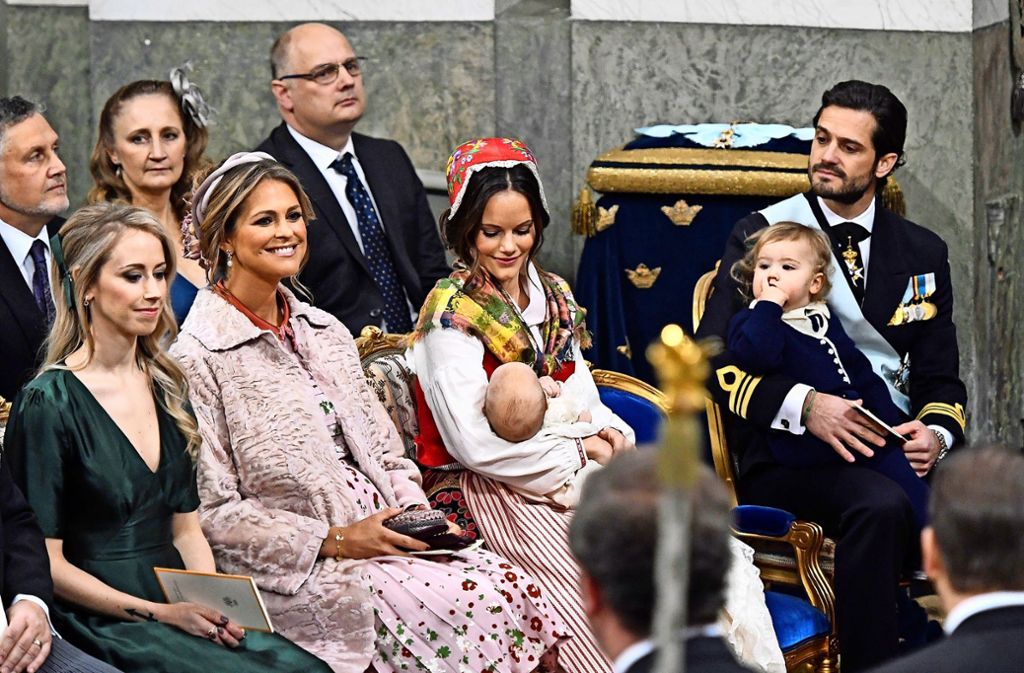 Auch im schwedischen Königshaus hagelt es nur so Babys: König Carl Gustaf und Königin Silvia werden im März zum siebten Mal Großeltern. Prinzessin Madeleine (zweite von links, in rosé) erwartet ihr drittes Kind (nach Leonore, 3, und Nicolas, 2). Kronprinzessin Victoria und ihr Mann Daniel haben zwei Kinder (Estelle, 5, und Oscar, 1). Ihr Bruder, Prinz Carl Philip (rechts), hat mit seiner Ehefrau Sofia (Mitte mit Baby) zwei Söhne (Alexander, 1, Gabriel, September 2017 geboren).