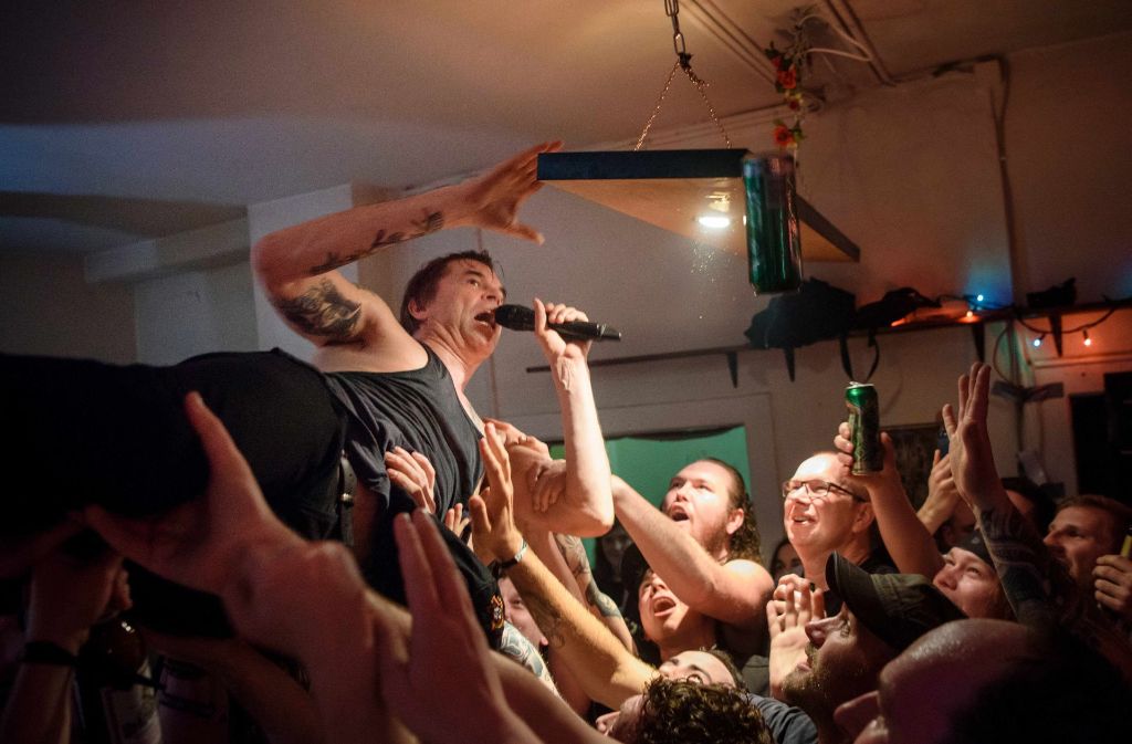 Crowdsurfing im Wohnzimmer: Tote-Hosen-Sänger Campino lässt sich von den Fans auf Händen tragen.
