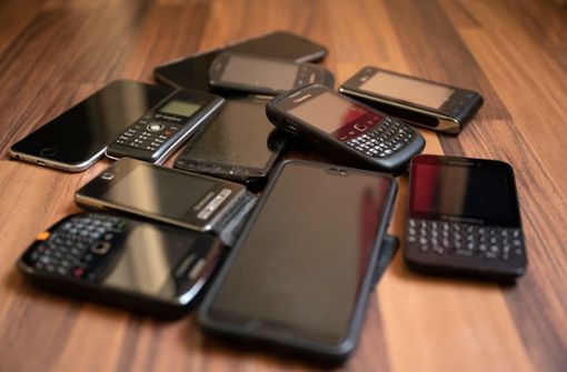 Alte Handys enthalten viele Rohstoffe, die recycelt werden können. Foto: dpa/Lisa Ducret