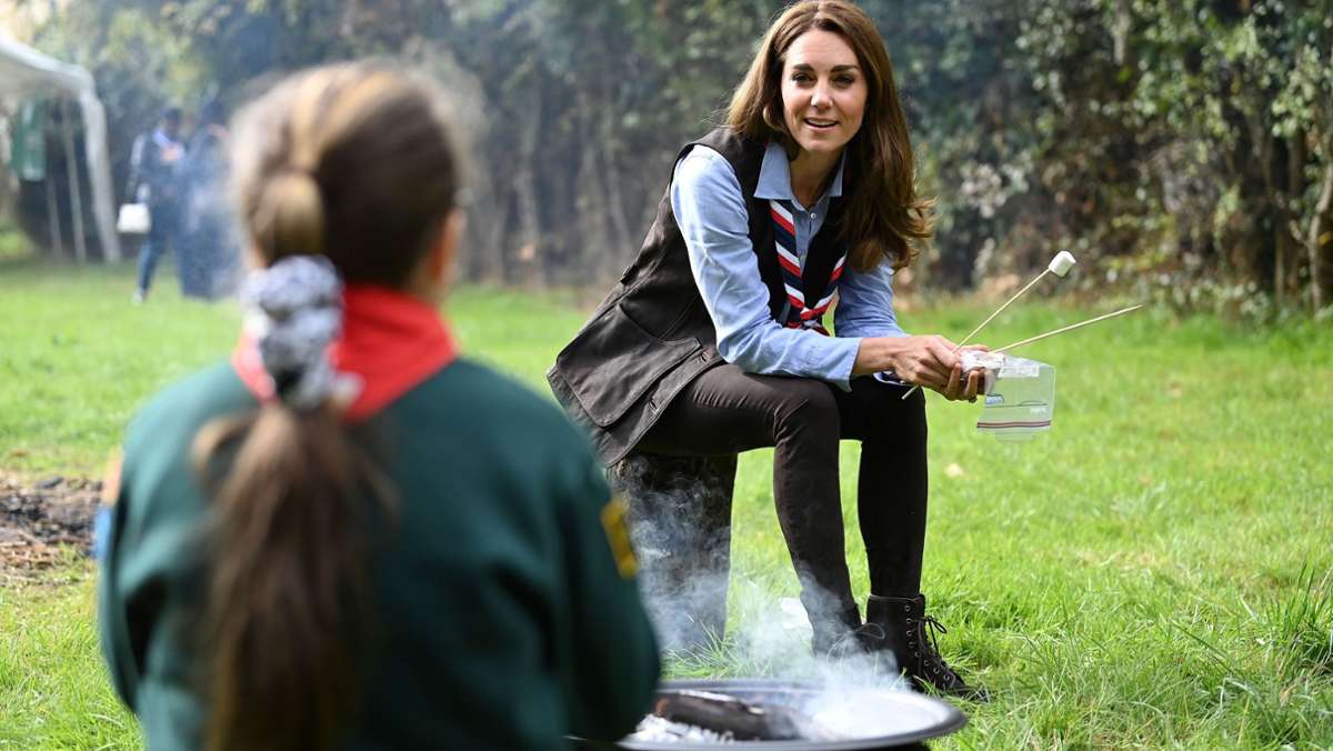  Herzogin Kate hat einen neuen Ehrentitel: Sie ist jetzt Co-Präsidentin der britischen Pfadfinder. Für ein Treffen mit Kindern setzte sie auf einen zünftigen Look, der zum Teil auch noch relativ preiswert ist. 