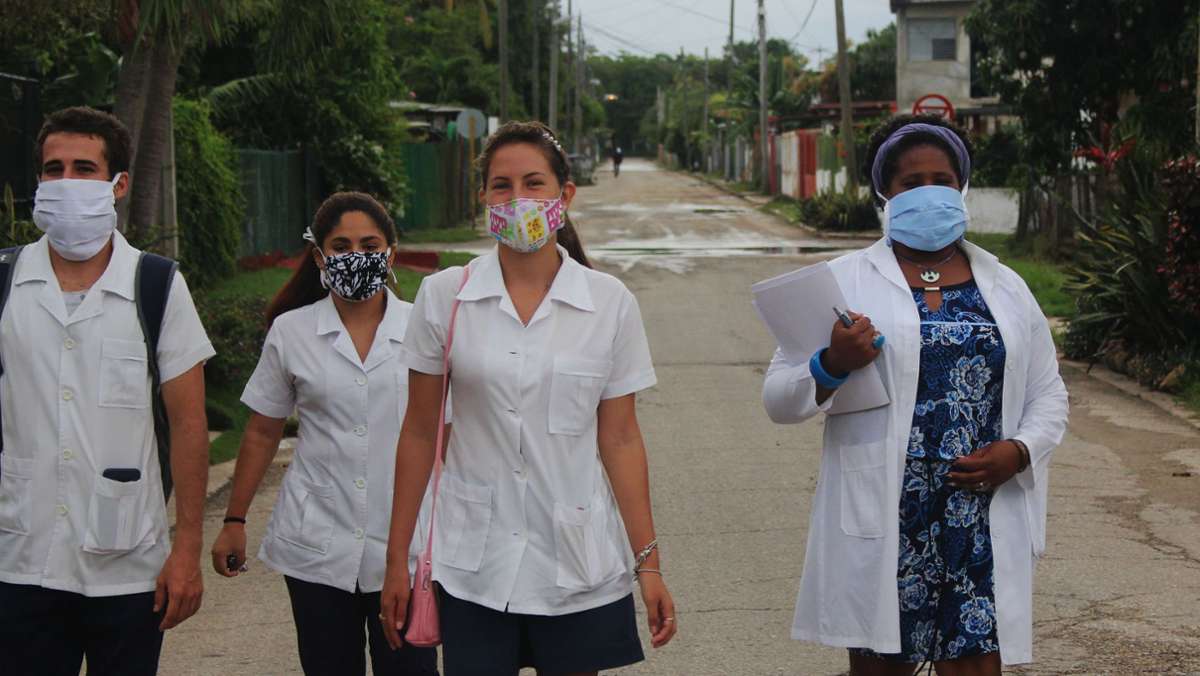  Kuba verfügt weder über moderne Labore noch über neueste Medizintechnik - dafür aber über das wohl dichteste Ärztenetz der Welt. Im Kampf gegen die Covid-19-Pandemie setzt die Karibikinsel deshalb auf Hausbesuche. 