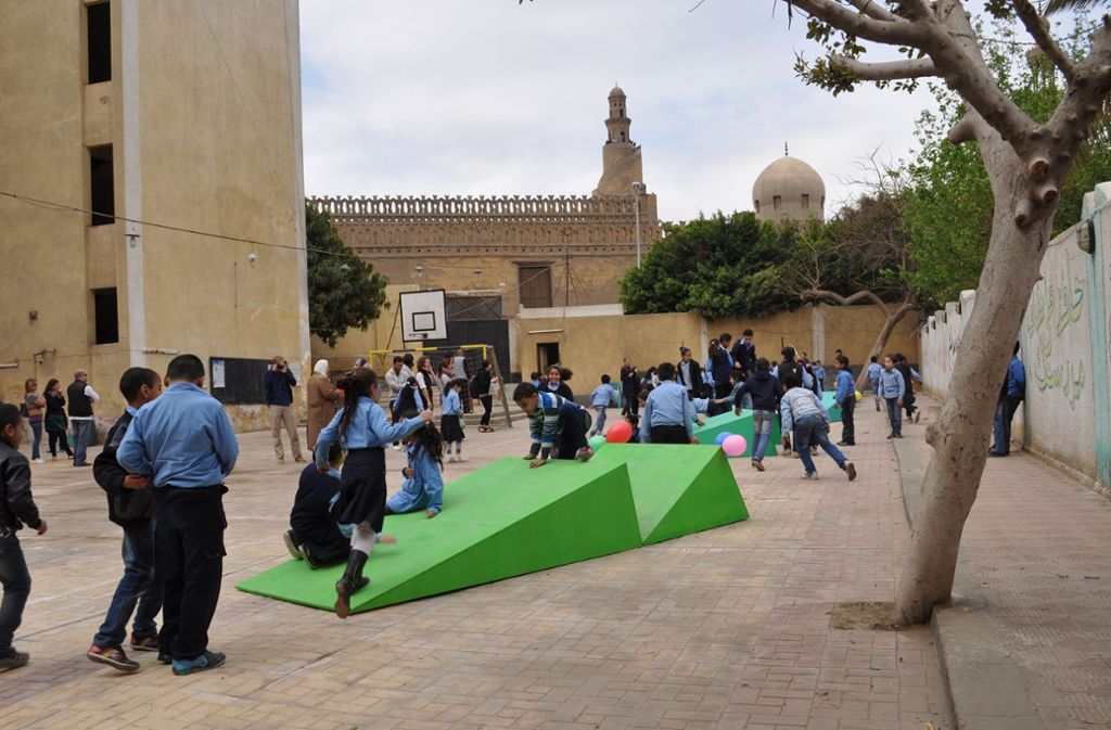 Learn-Move-Play-Ground Project nennt sich eine Idee des Kollektivs Baladilab in Kairo (2014): In Workshops erarbeiten Schulkinder mit Architekturstudenten ein Modell für einen bespielbaren Schulhof und setzen es selbst in die Realität um.