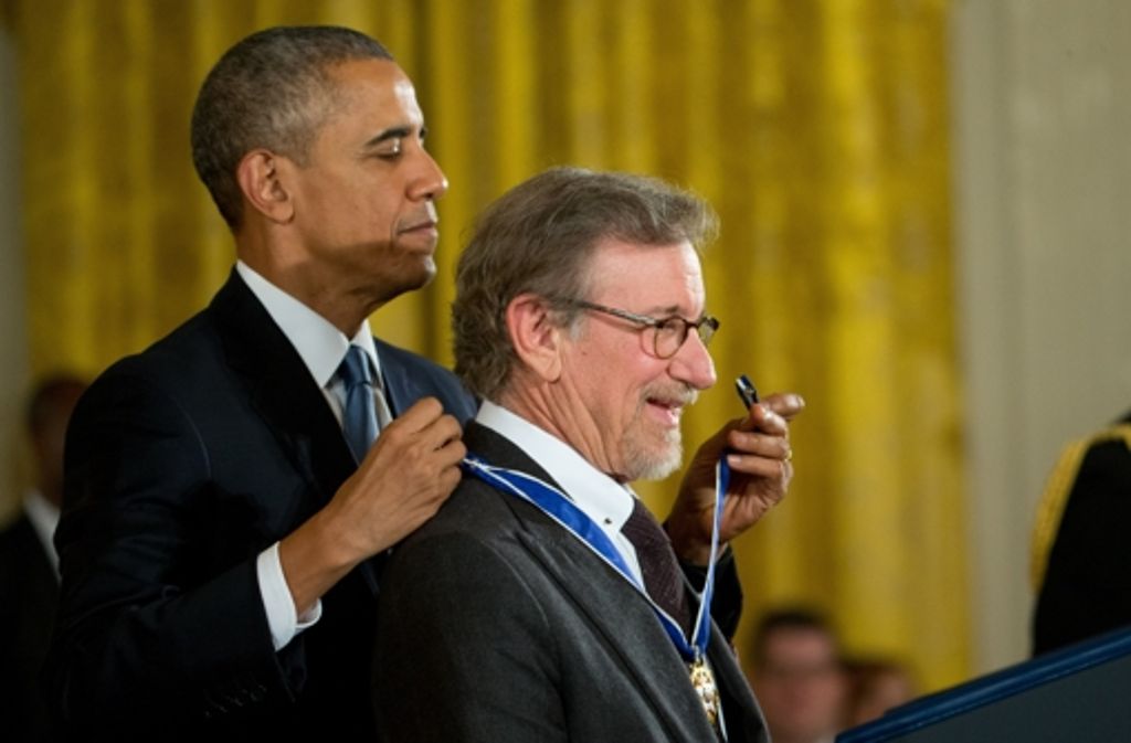 Ein großer Moment: Barack Obama legt Steven Spielberg die Freiheitsmedaille um den Hals. Die „Presidential Medal of Freedom“ gilt als höchste zivile Auszeichnung in den USA.