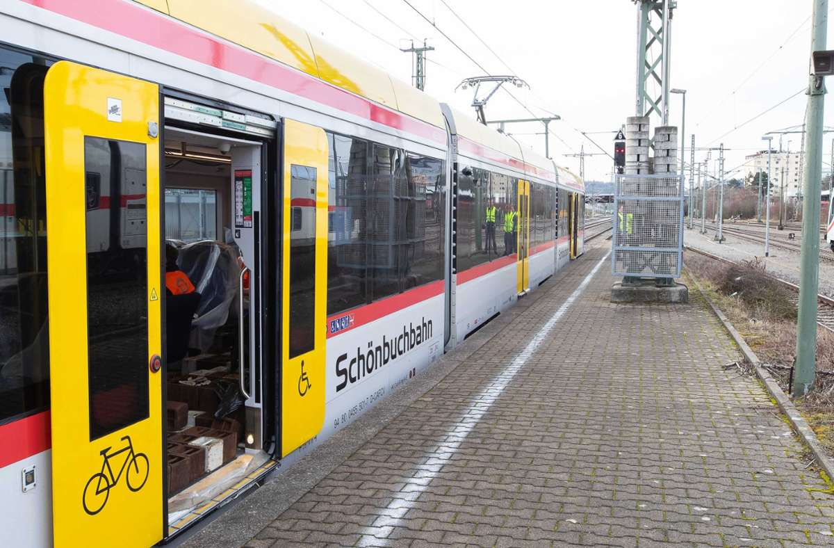 Die Zugänge zur Schönbuchbahn sind auffällig – gut für Sehbehinderte.