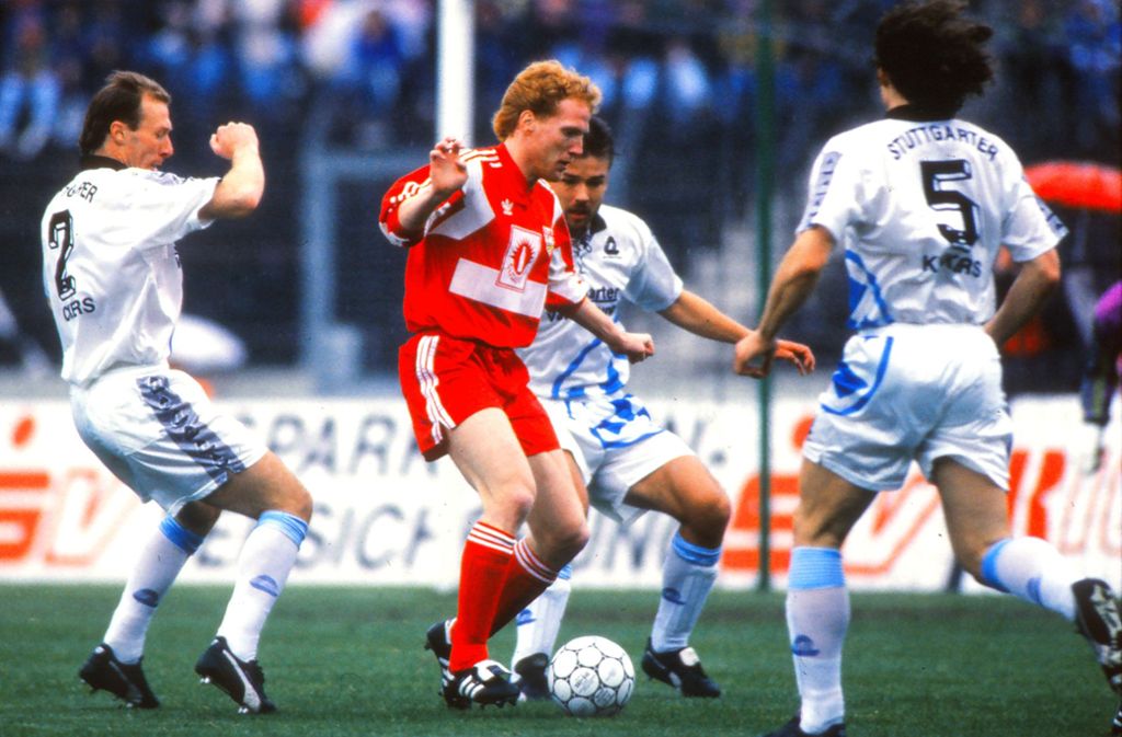 Kurz nach der Wende wechselte der 1967 geborene Matthias Sammer (Mitte/im Derby gegen die Stuttgarter Kickers) von Dynamo Dresden zum VfB Stuttgart, mit dem er 1992 Deutscher Meister wurde. 1996 holte er mit dem deutschen Nationalteam in England den EM-Pokal.