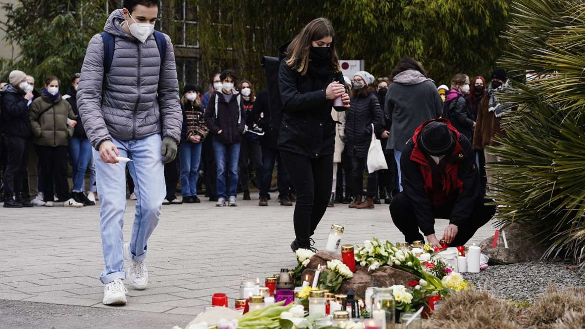  Ein 18-jähriger Student tötet eine Kommilitonin im Hörsaal und verletzt drei weitere Menschen. An der Heidelberger Universität stehen Lehrende und Studierende nun vor der Frage, wie es nach dem Amoklauf weitergehen kann. 