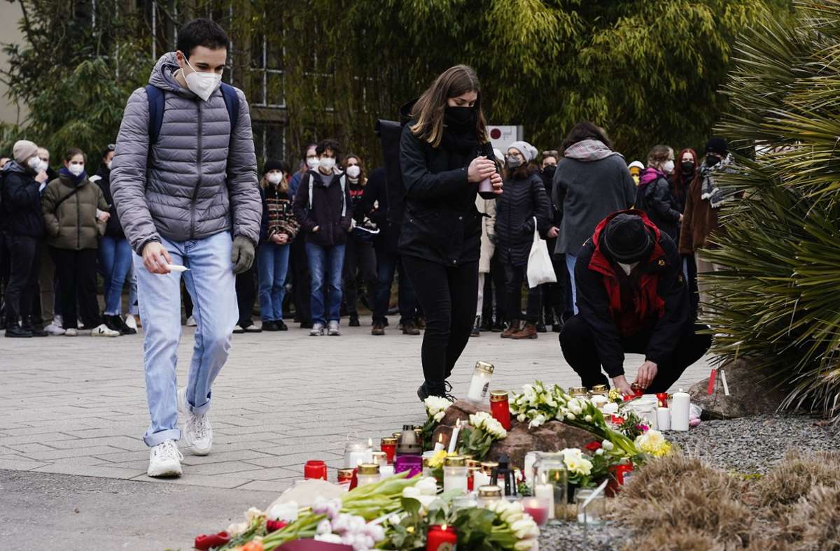 Studenten trauern in Heidelberg nach dem Amoklauf. Foto: dpa/Uwe Anspach