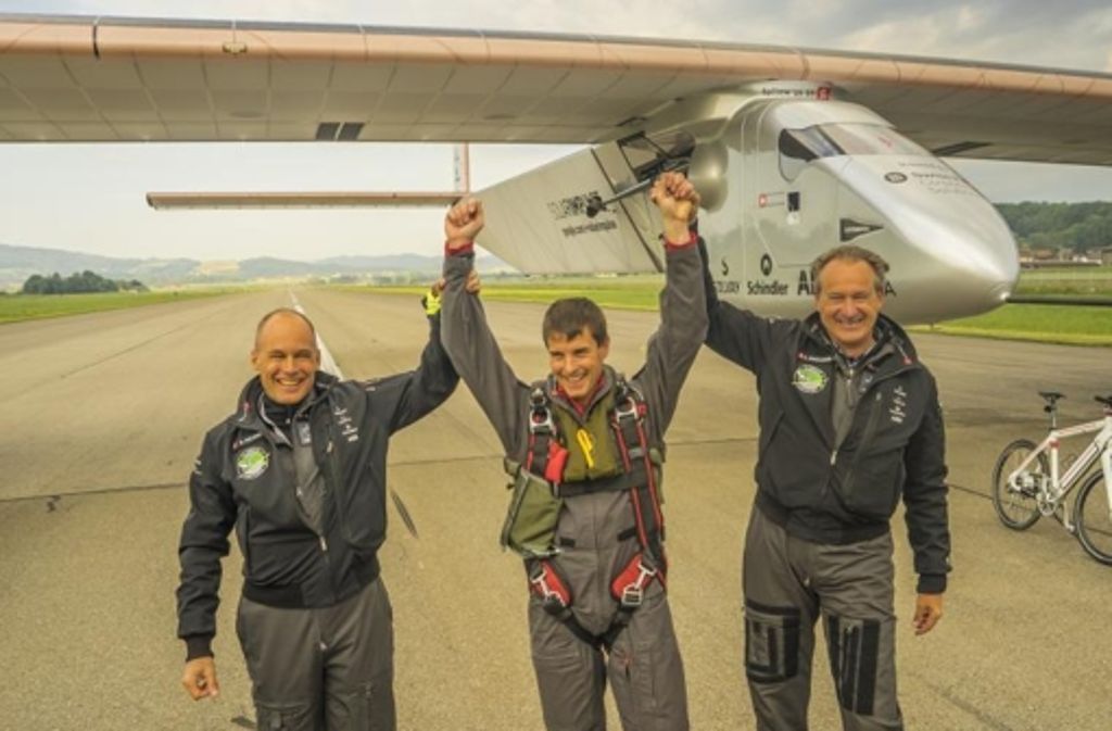 Bertrand Piccard (l.) und André Borschberg (r.) gratulieren Testpilot Markus Scherdel nach dem Testflug im Juni 2014.