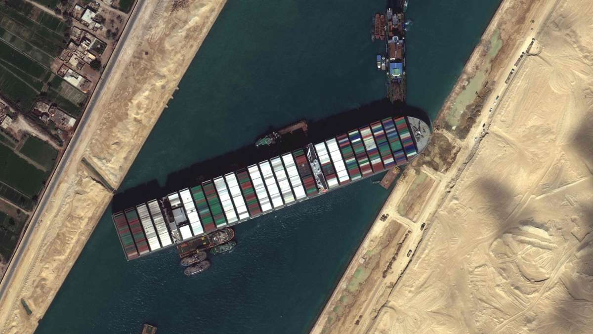  Der Containerriese Ever Given blockiert im März sechs Tage lang den Suezkanal. 400 Frachtschiffe stauen sich in beiden Fahrtrichtungen. Leere Regale in Europa sind die Folge. 