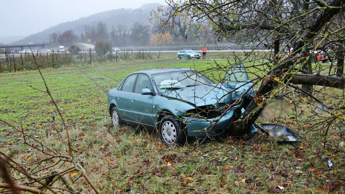 Tödlicher Unfall  bei Weinstadt: Audi kommt von B29 ab und prallt gegen Baum