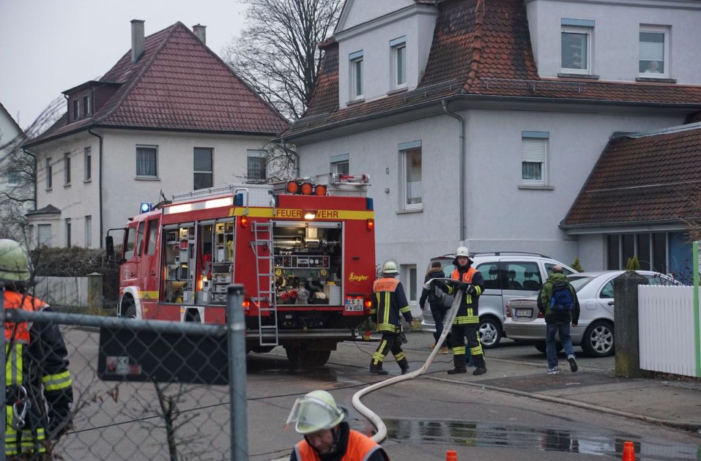 Die Feuerwehr bei ihrem Einsatz wegen Rauchs in einem Altenheim in Wendlingen.