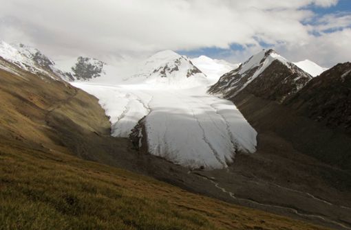 Das Eis eines Gletschers in Kirgistan. Das Volumen der meisten Gletscher ist einer neuen Studie der ETH Zürich zufolge kleiner als bislang angenommen. Foto: dpa