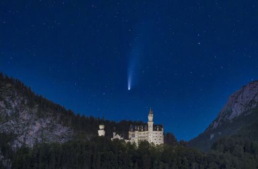 Eine Sternschnuppe über dem Schloss Neuschwanstein. Foto: imago images/blickwinkel/allOver/TPH