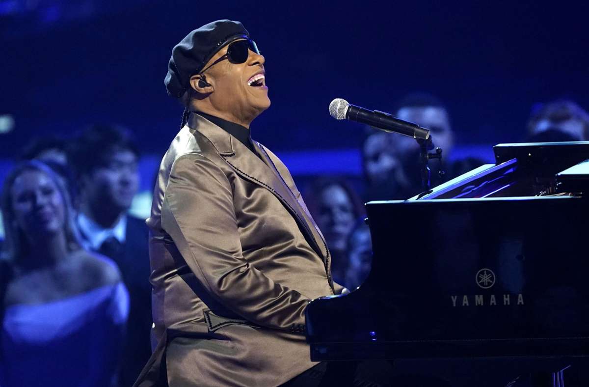 Stevie Wonder hat zu Ehren des Icon-Preisträgers ein Medley performed.