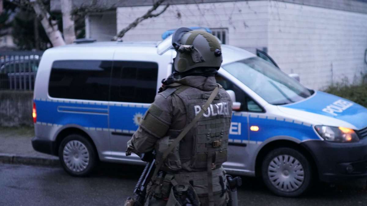  Im Prozess um eine blutige Auseinandersetzung in Plochingen sind vor dem Stuttgarter Landgericht weitere Zeugen angehört worden. Der Vorfall hatte am 13. Februar einen SEK-Einsatz ausgelöst. 
