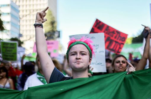 Demonstranten protestieren in Kalifornien gegen das umstrittene Abtreibungsurteil des Obersten Gerichtshofs in den USA. Foto: AFP/MARIO TAMA