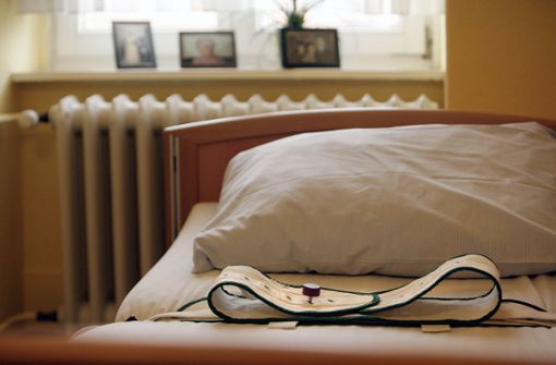 Ein Beckengurt zur Fixierung von Patienten: er soll verhindern, dass die Person aus dem Bett aufstehen kann. Foto:  