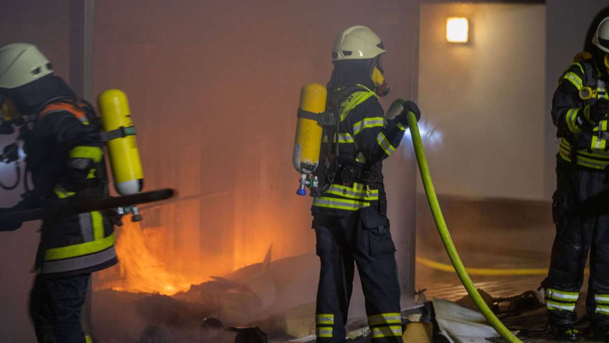  Ein lauter Knall und Brandgeruch haben in der Nacht zum Sonntag Anwohner in Weinstadt beunruhigt. Nun ermittelt die Kriminalpolizei, wieso der Abfallbehälter in Brand geraten war. 