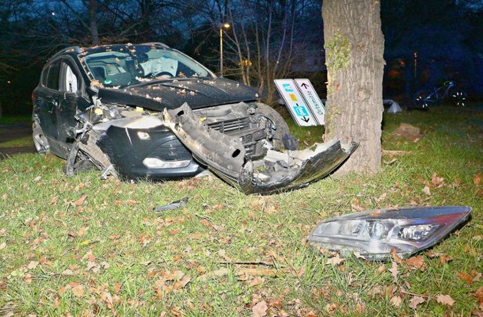 19-jähriger Autofahrer prallt gegen Baum – hoher Schaden