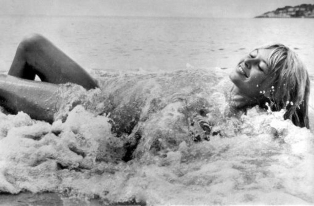 Als Ehemann und Regisseur in Personalunion dreht Vadim mit Brigitte Bardot 1956 den Film "Und immer lockt das Weib". Eine sinnliche Schönheit, die sich nackt am Strand von St. Tropez räkelt - in den prüden 1950er Jahren ein Skandal.