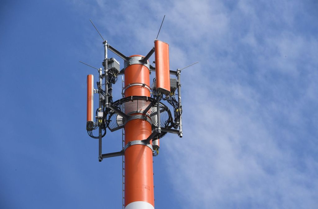 Ein Sendemast mit verschiedenen Antennen für den Mobilfunk. Die Netzbetreiber wollen den Ausbau von Mobilfunkanlagen beschleunigen. Foto: dpa/Stefan Sauer