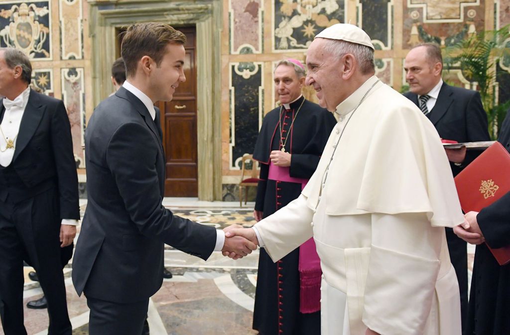 Mario Götze gibt Papst Franziskus die Hand.