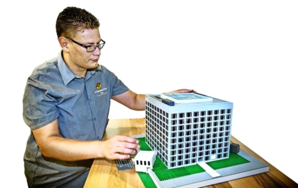 Eine Stadtbibliothek aus Lego:   Daniel Schäfers bei der Arbeit Foto: Horst Rudel