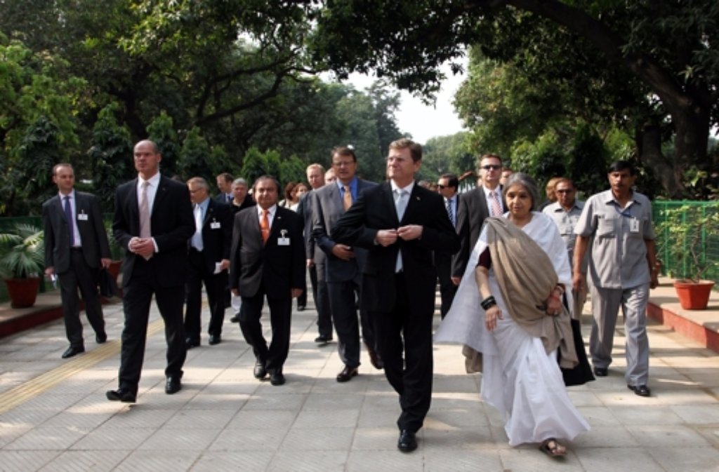 Westerwelle bei seinem Besuch im Gandhi Smriti in Neu-Delhi am 19. Oktober 2010. Zu seiner rechten ist Mahatma Gandhis Enkelin, Tara Gandhi.