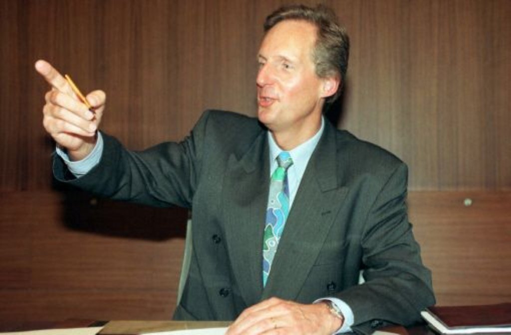 Es ist sein erster Arbeitstag als Oberbürgermeister der Landeshauptstadt: Am 7. Januar 1997 gibt er von seinem Schreibtisch im Amtszimmer des Stuttgarter Rathauses aus gestikulierend erste Anweisungen.