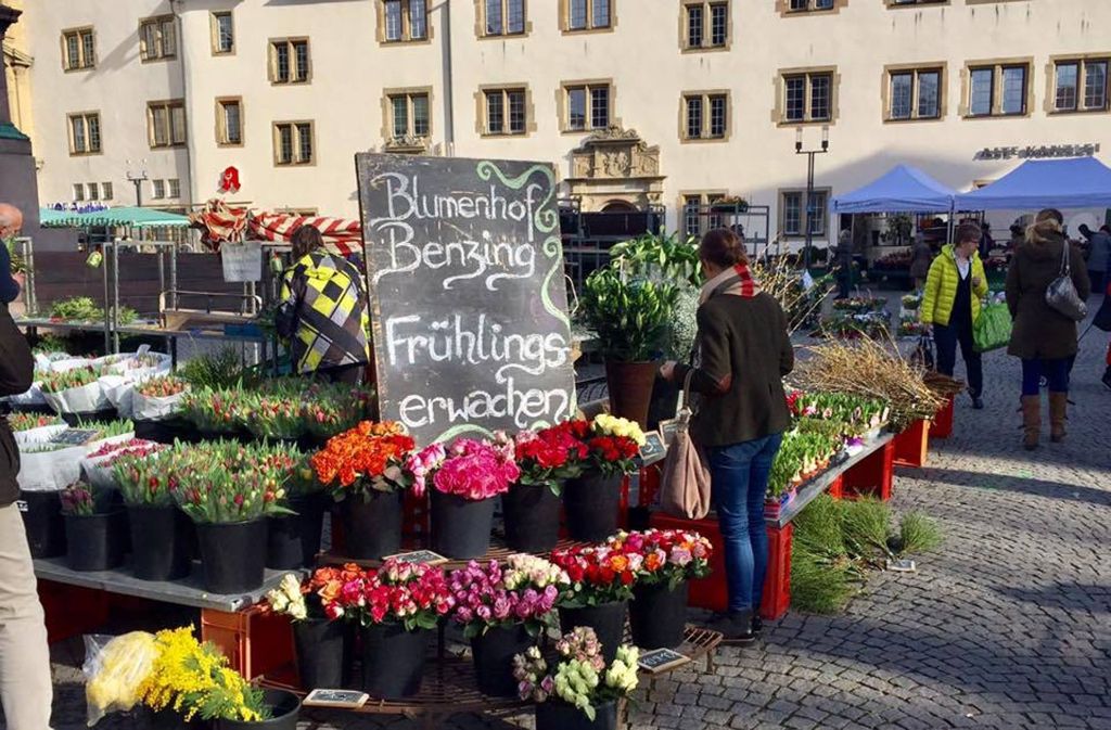 Und auch die Blumenhändler auf dem Schillerplatz in Stuttgart preisen das Frühlingserwachen an.