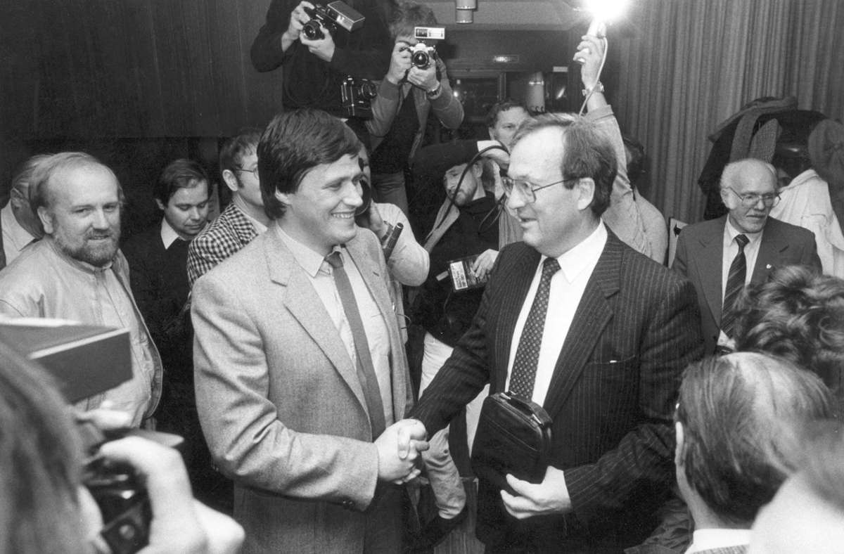 Ulrich Maurer (SPD) (links) gratuliert Rommel zur Wiederwahl 1982.