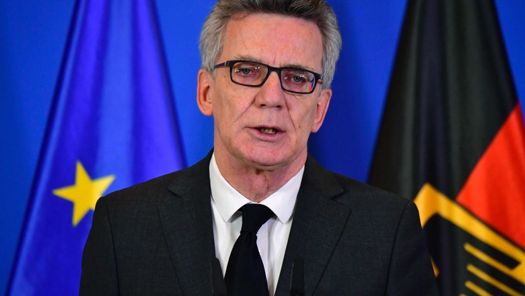  Bundesinnenminister Thomas de Maizière wendet sich gegen die politische Debatte über schärfere Sicherheitsvorkehrungen, die kurz nach dem Anschlag auf den Berliner Weihnachtsmarkt entdacht ist. 