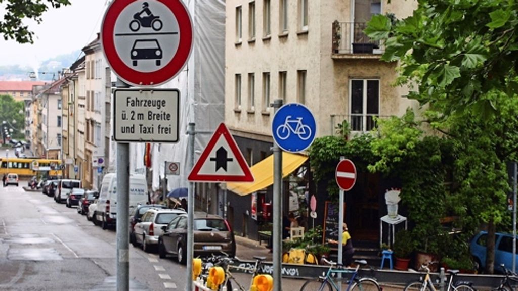 Die Kreuzung vor der Galileo-Privatschule in Stuttgart-Mitte wird umgebaut – nicht nur wegen der Sicherheit für Kinder. Momentan sorgt die Anzahl der Schilder eher für Verwirrungen, als dass sie hilft. Das soll sich ändern. 