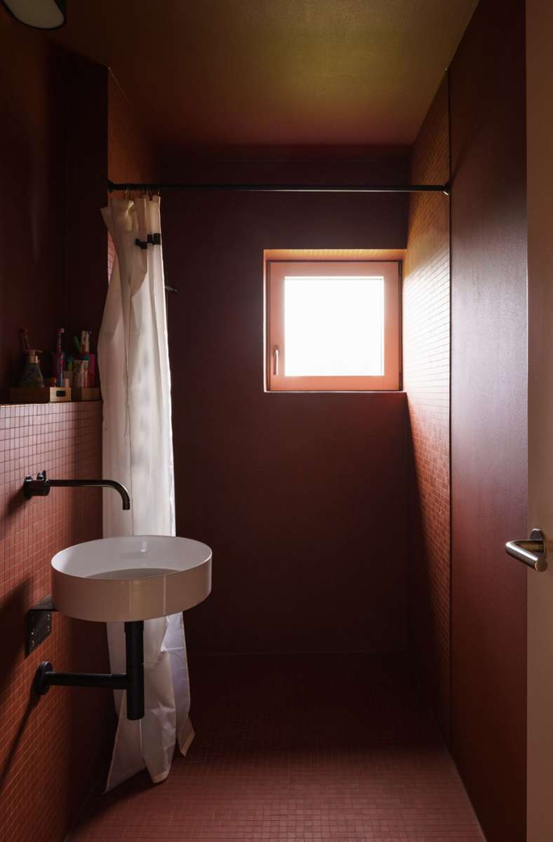 In dem zweiten Badezimmer wird die rote Optik des Hauses von außen aufgegriffen.